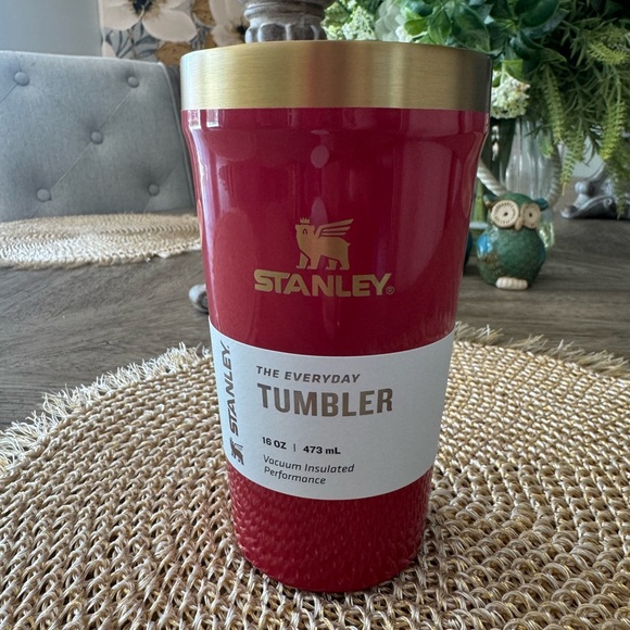 NWT Stanley LIMITED Edition Holly Berry Gloss Tumbler OUT OF STOCK - Picture 1 of 5